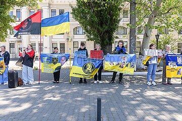 Angehörige gedenken Soldaten in Odessa