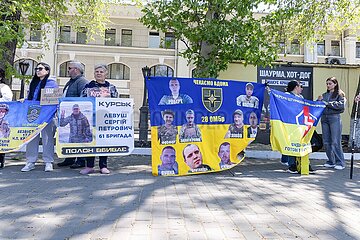 Angehörige gedenken Soldaten in Odessa