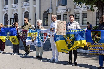 Angehörige gedenken Soldaten in Odessa