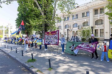 Angehörige gedenken Soldaten in Odessa