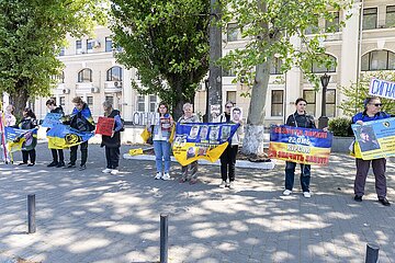 Angehörige gedenken Soldaten in Odessa