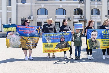 Angehörige gedenken Soldaten in Odessa