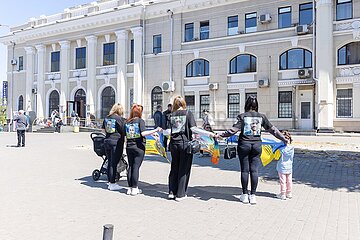 Angehörige gedenken Soldaten in Odessa