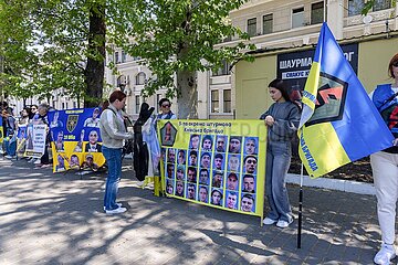 Angehörige gedenken Soldaten in Odessa