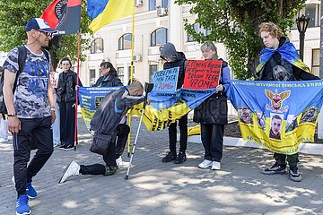 Angehörige gedenken Soldaten in Odessa
