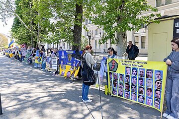 Angehörige gedenken Soldaten in Odessa