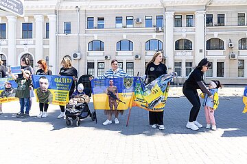 Angehörige gedenken Soldaten in Odessa