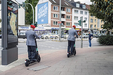 Bundeswehrsoldaten in Uniform fahren mit E-Scootern in Hamburg
