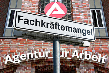 Symbolisches Schild Fachkraeftemangel