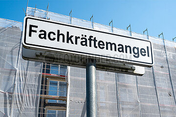 Symbolisches Schild Fachkraeftemangel