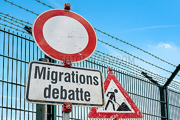 Symbolische Schilder Migrationsdebatte