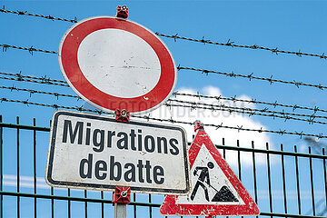 Symbolische Schilder Migrationsdebatte