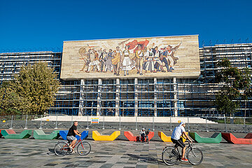 Albanien  Tirana - Wandbild mit einem Mosaik am in Sanierung befindlichen Historischen Nationalmuseum am Skanderbeg-Platz  Hauptplatz im Zentrum auch Touristenattraktion