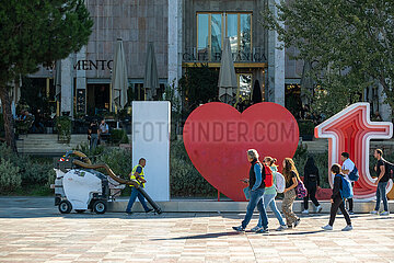 Albanien  Tirana - Skanderbeg-Platz  Hauptplatz im Zentrum auch Touristenattraktion  mit dem Schriftzug I love t (Tirana)