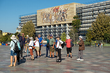 Albanien  Tirana - Touristengruppe vor dem in Sanierung befindlichen Historischen Nationalmuseum am Skanderbeg-Platz  Hauptplatz im Zentrum auch Touristenattraktion