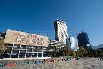 Albanien  Tirana - Wandbild mit einem Mosaik am in Sanierung befindlichen Historischen Nationalmuseum am Skanderbeg-Platz  Hauptplatz im Zentrum auch Touristenattraktion