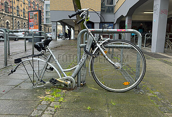 Deutschland  Bremen - von Besitzerin vergessenes Fahrrad ohne Hinterrad und mit plattem Vorderrad