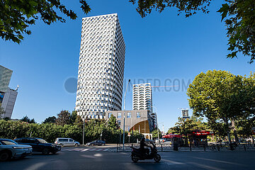 Albanien  Tirana - modernes Hochhaus an einem Kreisverkehr im Stadtzentrum