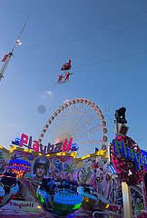 Deutschland  Bremen - Osterwiese  jaehrlicher Jahrmarkt immer zur Osterzeit  am Himmel Artisten der Hochseiltruppe Geschwister Weisheit auf Motorraedern  darunter das Riesenrad
