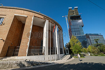 Albanien  Tirana - Banka e Shqiperise  die albanische Zentralbank  am Skanderbeg-Platz  Hauptplatz im Zentrum  rechts pausierte Baustelle eines Hochhauses
