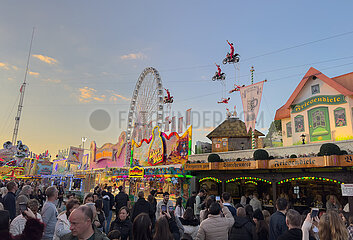 Deutschland  Bremen - Osterwiese  jaehrlicher Jahrmarkt immer zur Osterzeit  am Himmel Artisten der Hochseiltruppe Geschwister Weisheit auf Motorraedern