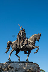 Albanien  Tirana - Reiterstandbild des albanischen Nationalhelds Skanderbeg Georg Kastrioti  genannt Skanderbeg am Skanderbeg-Platz  Hauptplatz im Zentrum auch Touristenattraktion