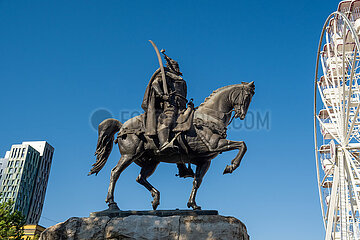 Albanien  Tirana - Reiterstandbild des albanischen Nationalhelds Skanderbeg Georg Kastrioti  genannt Skanderbeg am Skanderbeg-Platz  Hauptplatz im Zentrum auch Touristenattraktion