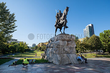 Albanien  Tirana - Reiterstandbild des albanischen Nationalhelds Skanderbeg Georg Kastrioti  genannt Skanderbeg am Skanderbeg-Platz  Hauptplatz im Zentrum auch Touristenattraktion