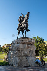 Albanien  Tirana - Reiterstandbild des albanischen Nationalhelds Skanderbeg Georg Kastrioti  genannt Skanderbeg am Skanderbeg-Platz  Hauptplatz im Zentrum auch Touristenattraktion