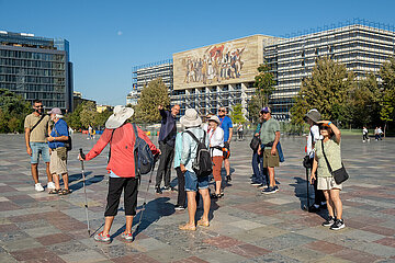 Albanien  Tirana - Touristengruppe vor dem in Sanierung befindlichen Historischen Nationalmuseum am Skanderbeg-Platz  Hauptplatz im Zentrum auch Touristenattraktion
