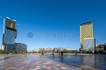 Albanien  Tirana - Skanderbeg-Platz  Hauptplatz im Zentrum auch Touristenattraktion  links Baustelle  rechts Intercontinental Hotel