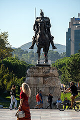 Albanien  Tirana - Reiterstandbild des albanischen Nationalhelds Skanderbeg Georg Kastrioti  genannt Skanderbeg am Skanderbeg-Platz  Hauptplatz im Zentrum auch Touristenattraktion