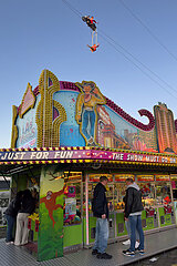 Deutschland  Bremen - Osterwiese  jaehrlicher Jahrmarkt immer zur Osterzeit  mit im Bild das Riesenrad  am Himmel Artisten der Hochseiltruppe Geschwister Weisheit auf Motorraedern