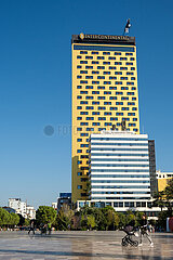 Albanien  Tirana - Skanderbeg-Platz  Hauptplatz im Zentrum auch Touristenattraktion  vorne das Tirana International Hotel  dahinter das Intercontinental Hotel