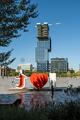 Albanien  Tirana - Skanderbeg-Platz  Hauptplatz im Zentrum auch Touristenattraktion  mit dem Schriftzug I love t (Tirana)  dahinter pausierte Baustelle eines Hochhauses