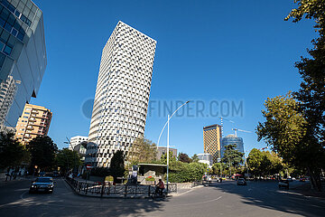 Albanien  Tirana - modernes Hochhaus an einem Kreisverkehr im Stadtzentrum
