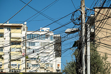 Albanien  Tirana - Stromkabelgewirr in einem Wohnbezirk