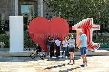 Albanien  Tirana - Touristen am Skanderbeg-Platz  Hauptplatz im Zentrum auch Touristenattraktion  mit dem Schriftzug I love t (Tirana)