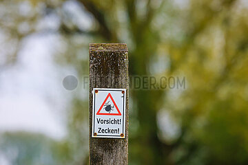 Vorsicht! Zecken!  Warnschild an einem Wanderweg  Nordrhein-Westfalen  Deutschland