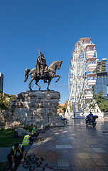 Albanien  Tirana - Reiterstandbild des albanischen Nationalhelds Skanderbeg Georg Kastrioti  genannt Skanderbeg am Skanderbeg-Platz  Hauptplatz im Zentrum auch Touristenattraktion