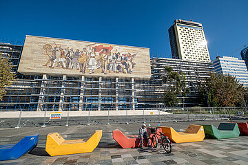 Albanien  Tirana - Wandbild mit einem Mosaik am in Sanierung befindlichen Historischen Nationalmuseum am Skanderbeg-Platz  Hauptplatz im Zentrum auch Touristenattraktion