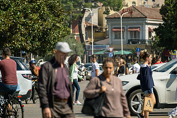 Albanien  Tirana - Gewusel an einer Krezung zweier Hauptstrassen im Zentrum