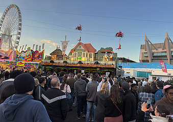 Deutschland  Bremen - Osterwiese  jaehrlicher Jahrmarkt immer zur Osterzeit  am Himmel Artisten der Hochseiltruppe Geschwister Weisheit auf Motorraedern