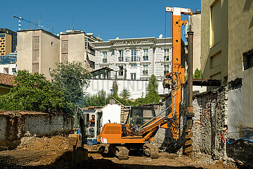 Albanien  Tirana - Baustelle in einem Wohnbezirk