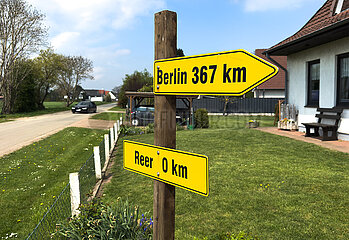 Deutschland  Reer - nicht ernst gemeinter Wegweiser in einem Dorf zur Hauptstadt Berlin