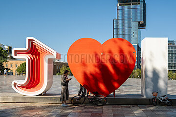 Albanien  Tirana - Skanderbeg-Platz  Hauptplatz im Zentrum auch Touristenattraktion  mit dem Schriftzug I love t (Tirana)
