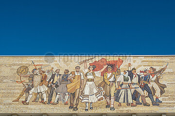 Albanien  Tirana - Wandbild mit einem Mosaik ueber dem Haupteingang zum Historischen Nationalmuseum