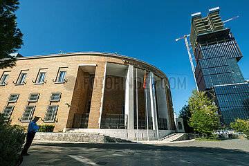 Albanien  Tirana - Banka e Shqiperise  die albanische Zentralbank  am Skanderbeg-Platz  Hauptplatz im Zentrum  rechts pausierte Baustelle eines Hochhauses