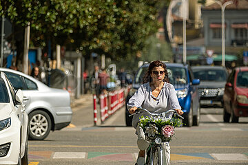 Albanien  Tirana - Fahrradfahrerin im Zentrum