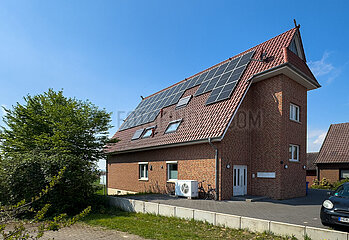 Deutschland  Gross Hutbergen - Einfamilienhaus mit Solarzellen und Luftwaermepumpe in einem Dorf